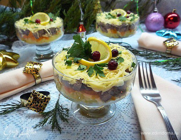 Верх посыпаем сыром, натертым на мелкой терке. Украшаем салат дольками лимона, свежей зеленью и ягодками клюквы. Приятного аппетита! С Новым Годом и Рождеством!