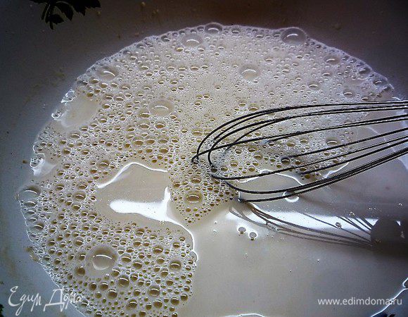 Для теста смешиваем теплые молоко, воду, добавляем дрожжи, соль, сахар, 4 ст. ложки муки. Перемешиваем и даем опаре подойти (10 — 15 минут).