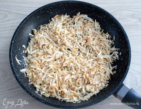 Корневой сельдерей нужно крупно натереть и слегка обжарить на сковороде на среднем огне на растительном масле или просто так по-сухому. Цель в том, чтобы корень сельдерея стал помягче и приобрел более привлекательный вкусовой оттенок, так что хватит 3 — 5 минут.