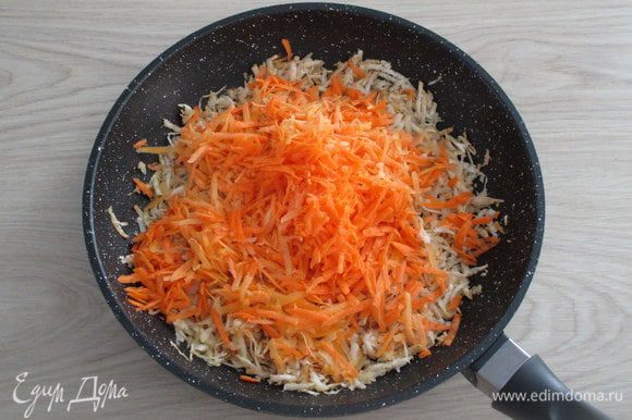 Сырую морковь так же натрите, добавьте измельченный или давленный через пресс чеснок и перемешайте с подготовленным сельдереем.