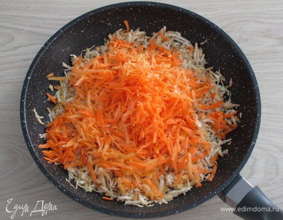 Сырую морковь так же натрите, добавьте измельченный или давленный через пресс чеснок и перемешайте с подготовленным сельдереем.