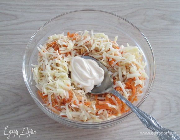 На этой же терке натрите сыр, добавьте его к овощам. Заправьте салат легким майонезом. Количество майонеза для заправки зависит от сочности моркови. Соль по желанию и по вкусу.