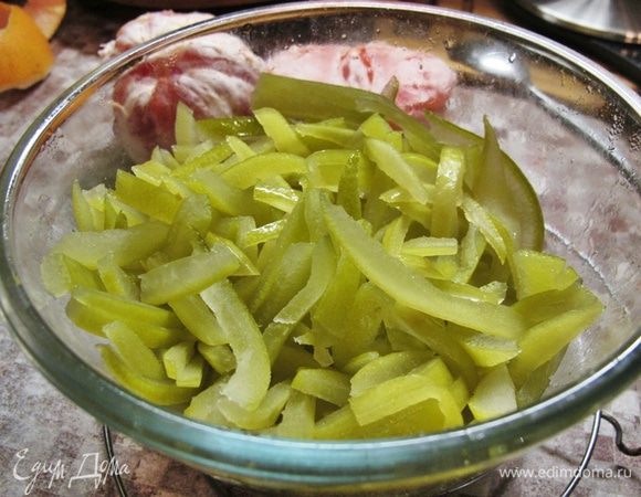 Кладем цедру в жаропрочную посуду для микроволновки и засыпаем половиной сахара. Для тонкокожих апельсинов необходимо добавить 2 — 3 ст. ложки воды.
Ставим в микроволновку на 6 минут при 85% мощности.
У меня МВ мощностью 700 Вт, режим называется Medium High.
