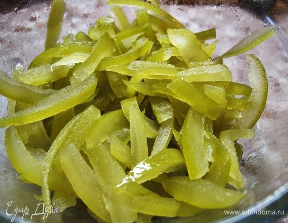 Через 6 минут достаем, перемешиваем и высыпаем оставшийся сахар. Перемешиваем. Снова на этом же режиме готовим еще 6 минут.
Достаем и видим, что цедра стала янтарной и напиталась сиропом. Если в посуде еще осталась жидкость сливаем ее. Этот сироп можно использовать в выпечке.
Цукаты практически готовы. На следующем шаге остается только подсушить их до желаемого состояния, кто любит посуше, кто помягче.
