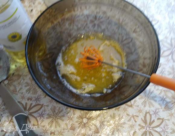 Все перемешаем. Добавляем растительное масло.