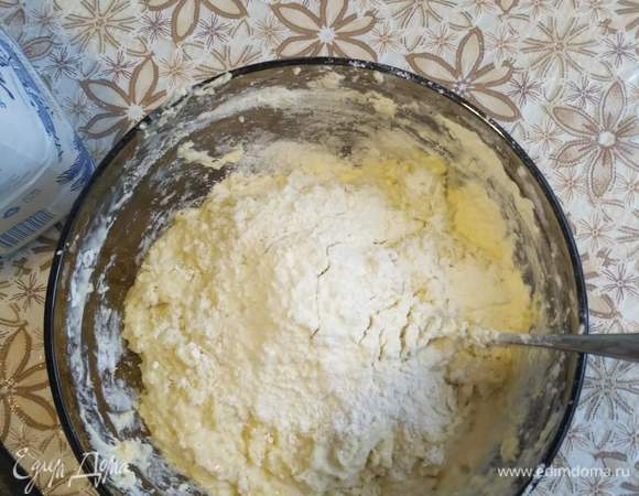 Добавляем муку, все перемешиваем. Замешиваем пластичное тесто. Слегка липнувшее к рукам, в процессе замеса руки смазываем растительным маслом, даем тесту отдохнуть, пока будем готовить начинку.