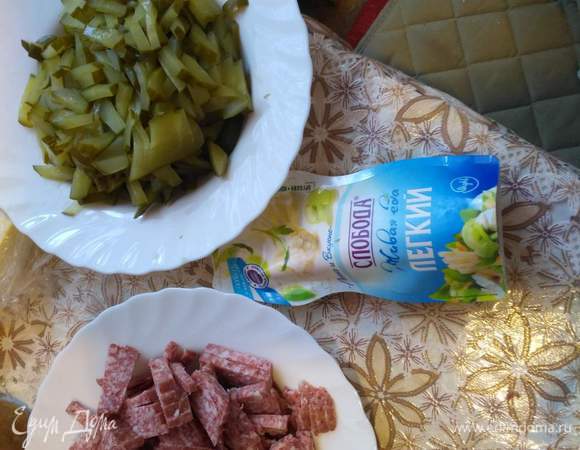 Режем огурцы соленые.