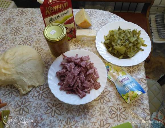 Тесто наше отдохнуло, начинаем раскатывать, стол подпылим мукой.