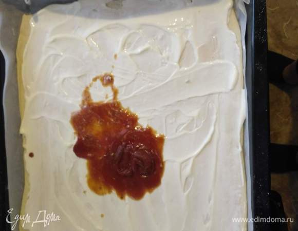 Далее кетчуп, также размазываем по майонезу.