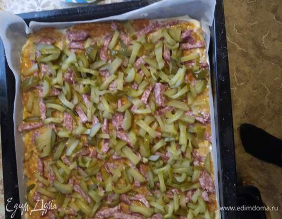 Выкладываем огурчики.