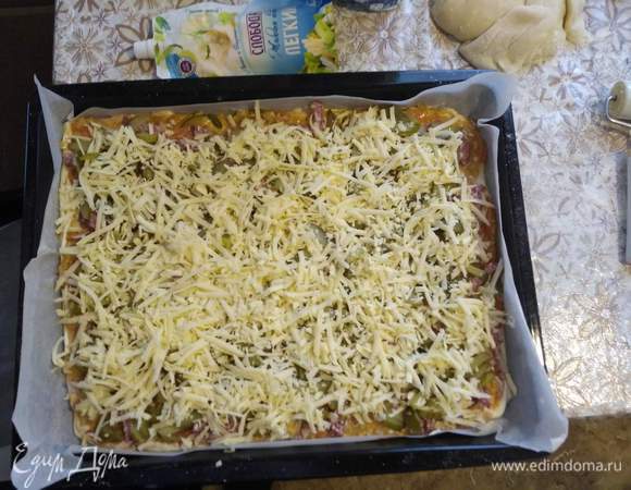 Выкладываем слой сыра.