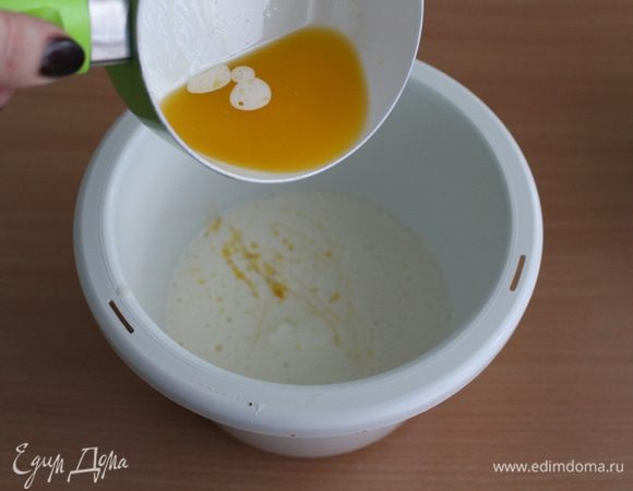 Влить растопленное сливочное масло, добавить сметану, перемешать.