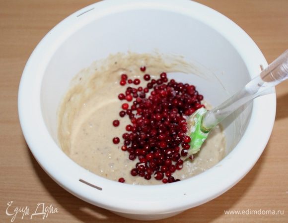 Добавьте бруснику и аккуратно перемешайте.