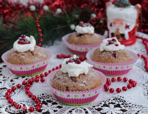 Украсить маффины взбитыми сливками.