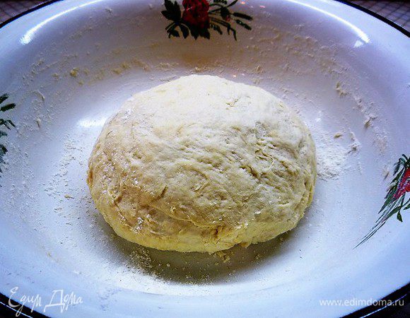 Кладем тесто в чашку, накрываем пищевой пленкой и даем подойти в теплом месте, примерно 1 час. 