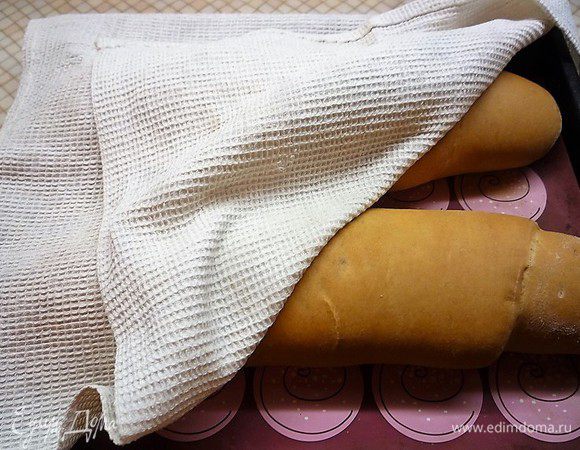 Готовые рулеты вынимаем из духовки, накрываем сухим полотенцем и сбрызгиваем водой. 