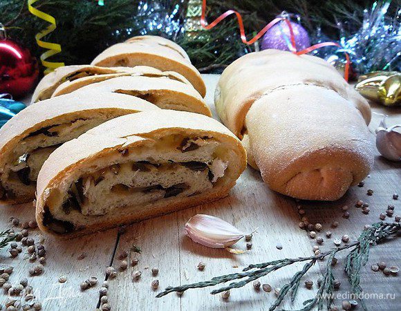 Даем немножко остыть, нарезаем порционными кусочками и подаем на стол. Приятного аппетита! С Новым Годом и Рождеством!