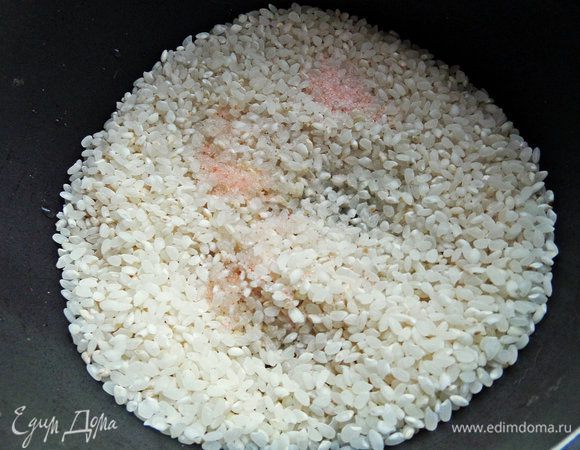 Рис отварить заранее обычным способом. Я варю в мультиварке. Тут у меня рис для суши, но это не принципиально.
