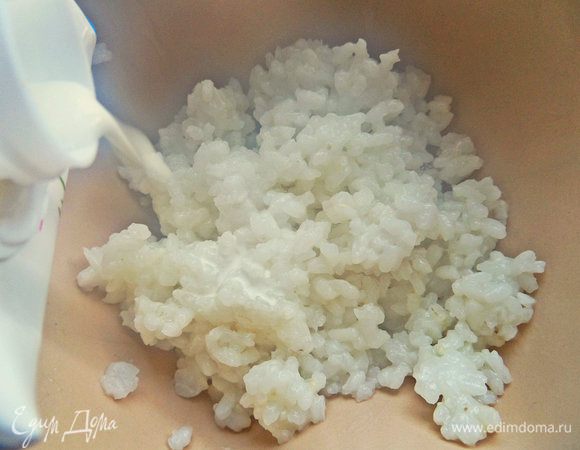 Пропитать готовый рис сливками.