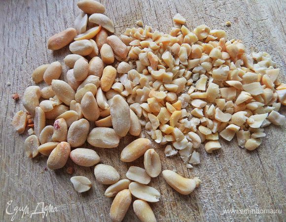 Обжаренный, очищенный арахис порубить.