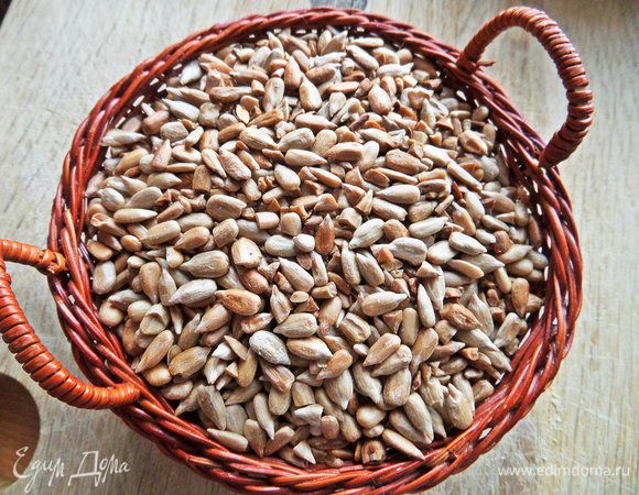Семечки беру тоже очищенные и обжариваю в духовке.