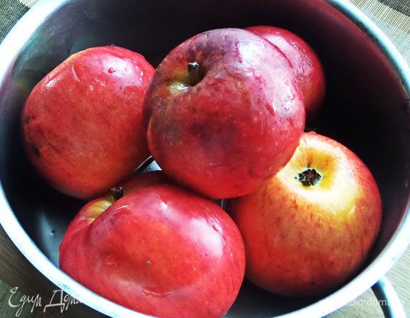 Яблоки среднего размера вымыть.