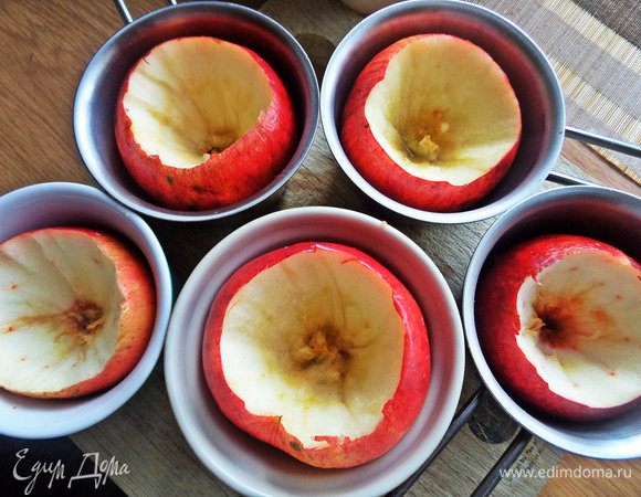 Сбрызнуть лимонным соком, разложить по креманкам или кокотницам, потом очень удобно вытаскивать из духовки.