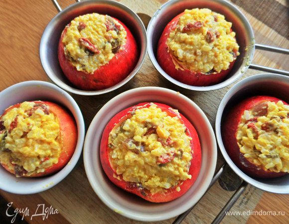 Наполнить яблоки плотно начинкой.