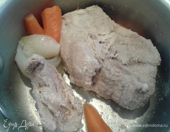 Начнем подготовку: отварим мясо.