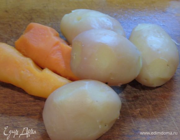 Отварите картофель и морковь. Яйца тоже отварите. 