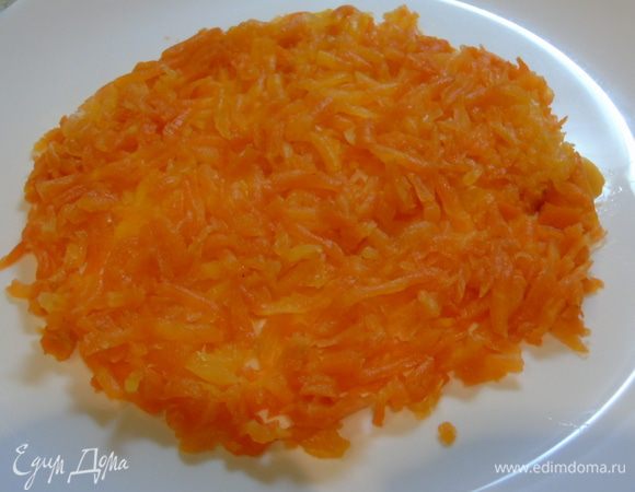 Теперь сборка салата. Лучше всего салат собирать в кольце, но у меня по размеру не нашлось. Морковь натираем на крупной терке и выкладываем кругом. Смазываем слегка майонезом.