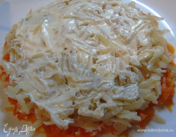 Сверху половину картофеля так же на крупной терке и опять слегка смазываем майонезом.