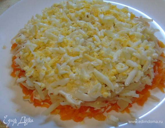 Затем, половину яиц натертых на мелкой терке.