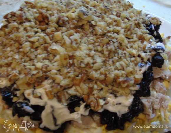 Орехи измельчаем ножом и в блендере и выкладываем поверх смазанного майонезом чернослива.