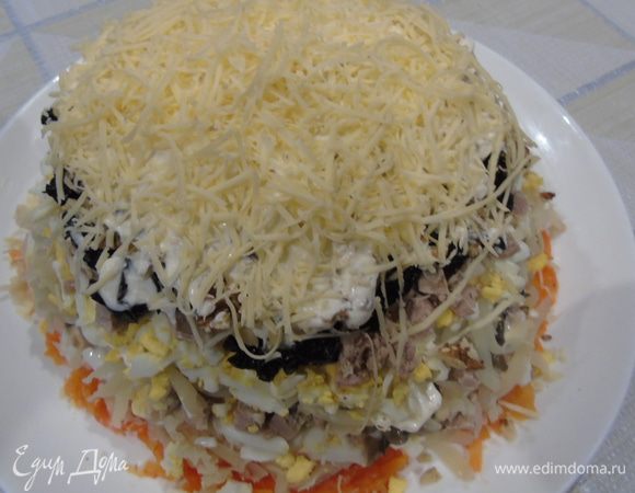 Смазываем майонезом и натираем оставшийся сыр. Отправляем в холодильник минимум на 2 часа пропитаться, а лучше на ночь.