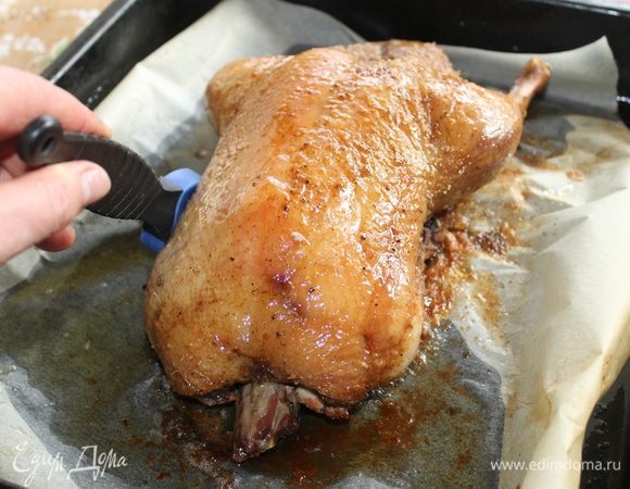 Когда уточка приобретет слегка золотистую корочку, смажьте ее медом со всех сторон и отправьте обратно в духовку запечься до готовности.