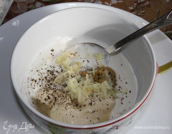 В пиалу положите майонез ТМ «Слобода» На перепелиных яйцах, сметану, горчицу, лимонный сок. Натрите или разотрите с солью чеснок, кашицу и перец добавьте в пиалу и все хорошо перемешайте. 