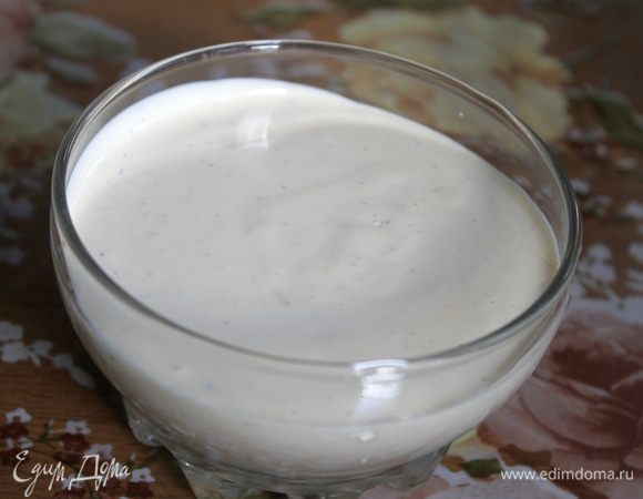 Соус можно сделать заранее, но если времени у вас нет, дайте ему постоять в течении часа в холодильнике.