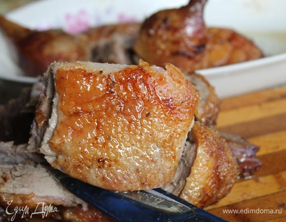 Утка готова, зарумянилась, стала сочной и мягкой. Нарежьте ее на порционные кусочки