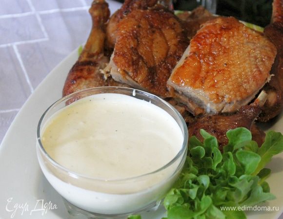 На блюдо поставьте пиалу с соусом, красиво разложите утку, украсьте зеленью и подавайте к столу.