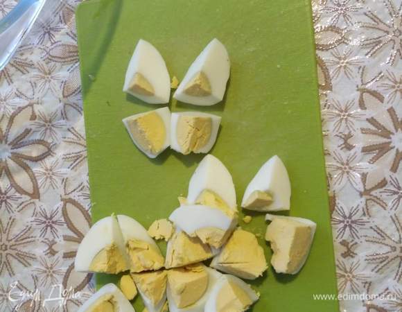 Режем яйца на четыре части, все складываем в одну глубокую миску.