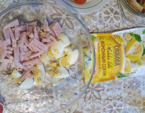 Ветчину режем брусочками.