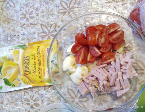 Помидоры на пополам или если большие на четыре части.