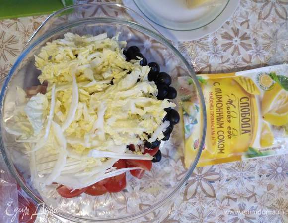 Режем тонко капусту.