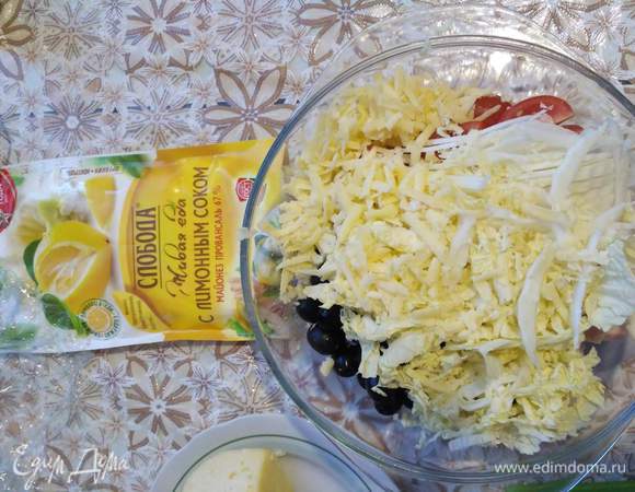 Сыр твердых сортов трем на крупной терке.