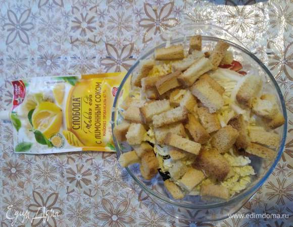 Добавляем сухарики. Я использовала домашние.