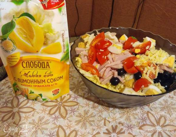 Все перемешиваем, добавляем зелень и майонез.
Приятного аппетита, всех с Рождеством!