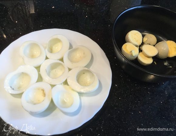 Яйца отварите вкрутую. Нарежьте на половинки, отделите белки от желтков.