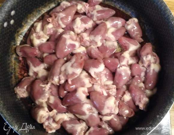 Промываем под струей холодной воды и ставим тушиться сердечки, примерно 30 — 40 минут, после солим, добавляем водички и тушим еще минут 10 — 15.