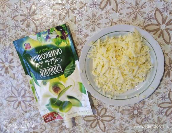 Пока морковь и сердечки готовятся, трем сыр на крупной терке.